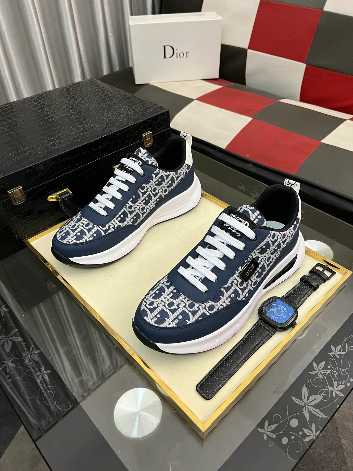 Men's men's shoes💰440⌚️⌚️Dior original quality.~ Unique modern style sneakers. 🏃A must-have casual shoe for trendy men😍😍 Original brand imported from Italy, imported original leather, sheep lining (refuses to discolor and grind feet) Sole: Original sole provided by the original factory, French lazy style design ⚠️Fit to the feet, original quality, super comfortable original sole. Just like shooting the real thing 🎬The real thing is better, code number: 38-443️⃣colors available